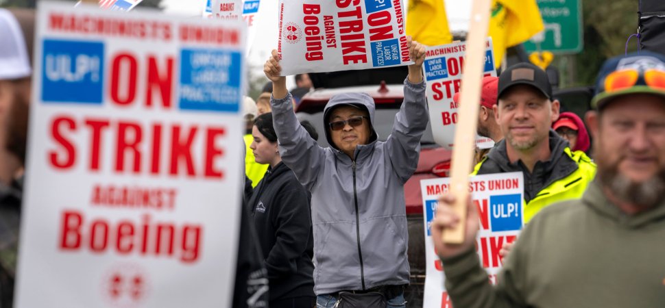 Boeing, Union Plan to Meet as Strikers Dig In