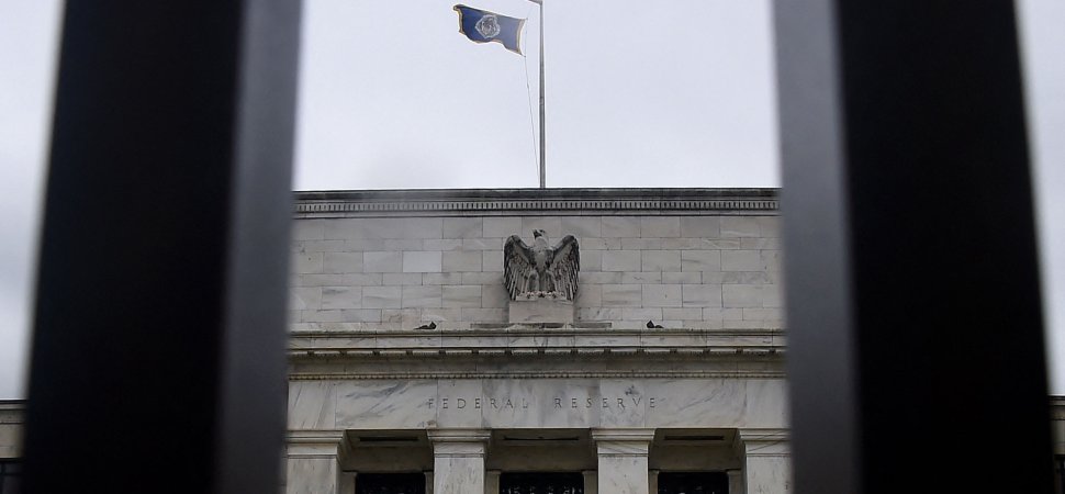 Confounding U.S. Economic, Inflation Data Muddy Fed's Rate Path
