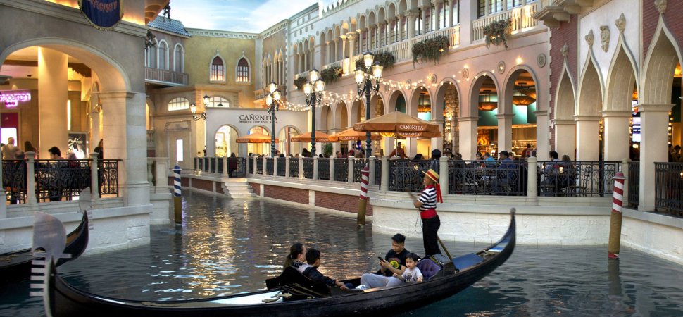 Union Celebrates First Contract at Las Vegas Venetian Resort