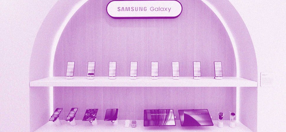 Samsung Sales Surge Pushes Apple Off the Global Smartphone Throne